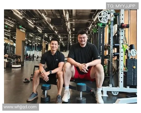 姚明左右晃动展现篮球技巧与灵活性引发球迷热议 姚明左右晃动展现篮球技巧与灵活性引发球迷热议